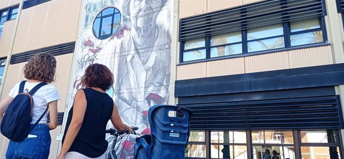 La UPV y Las Naves organizan rutas guiadas en bici por murales de científicas célebres para los fines de semana