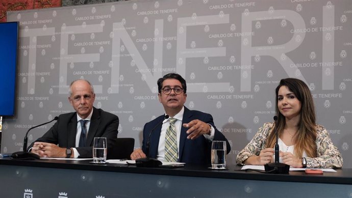 El presidente de la Cámara de Tenerife, Santiago Sesé, el presidente del Cabildo de Tenerife, Pedro Martín y la consejera de Acción Exterior, Liskel Álvarez, en la presentación de un encuentro nacional de licitaciones