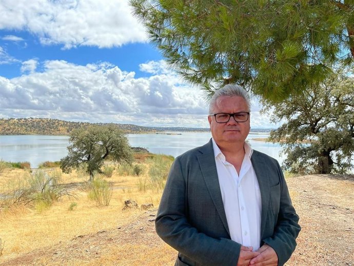 Esteban Morales, ante el embalse de La Colada.