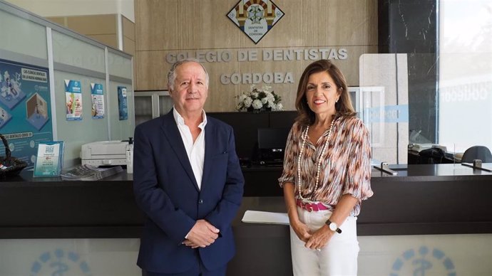 La delegada de Salud y Consumo de la Junta en Córdoba, María Jesús Botella, en su visita al Colegio de Dentistas.