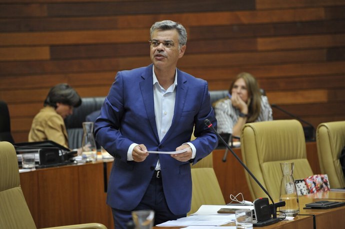 El portavoz de la Junta de Extremadura, Juan Antonio González, en el pleno de la Asamblea