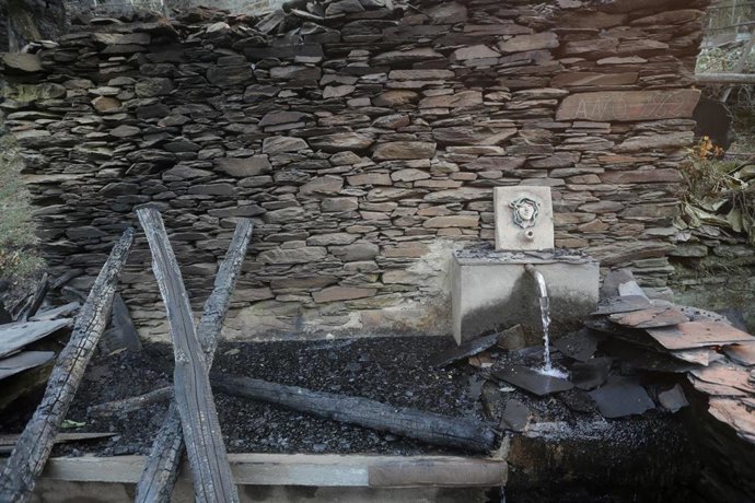 Archivo - Interior de una vivienda quemada por el incendio de Folgoso do Courel, a 18 de julio de 2022, en Folgoso do Courel, Lugo