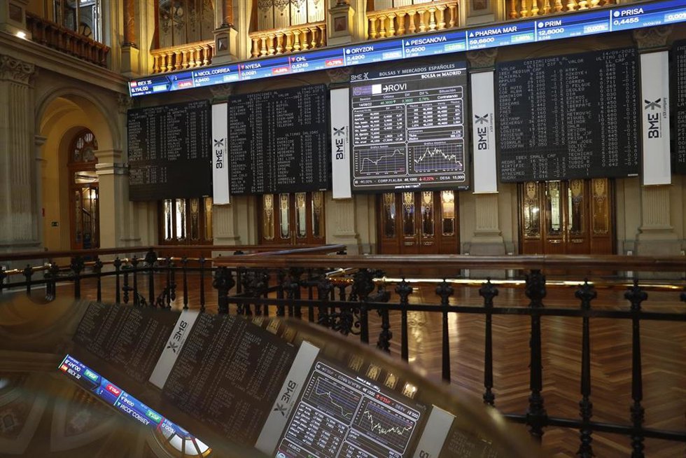 Paneles con los índices bursátiles en el Palacio de la Bolsa, a 14 de septiembre de 2022, en Madrid (España).  El Ibex 35 ha abierto la sesión de este miércoles con comportamiento plano (+0,05%), lo que ha llevado al selectivo a situarse en los 8.067,8 