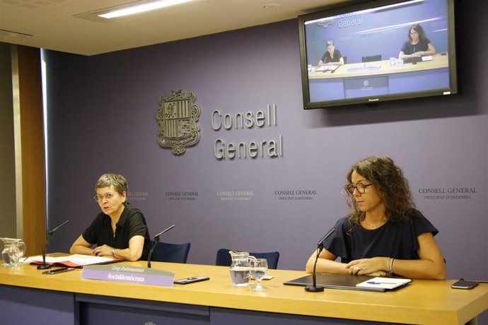 Les conselleres generals del PS Susanna Vela i Judith Salazar en la roda de premsa
