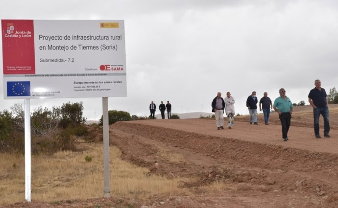 Representantes de la Junta visitan las obras del camino en el entorno de Tiermes (Soria).