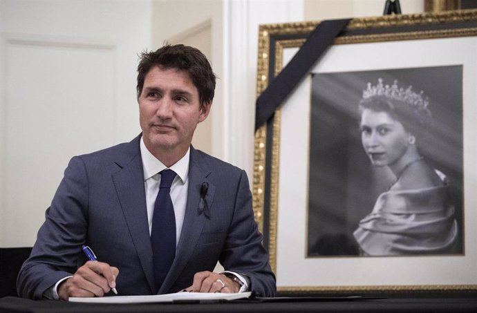 El primer ministro de Canadá, Justin Trudeau, firma el libro de condolencias por la muerte de Isabel II