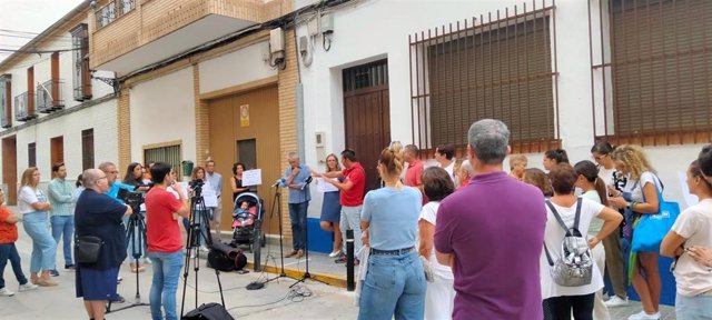 Concentración a las puertas de uno de los edificios del CEIP Álvaro Cecilia de Fernán Núñez, para reclamar los monitores suprimidos.