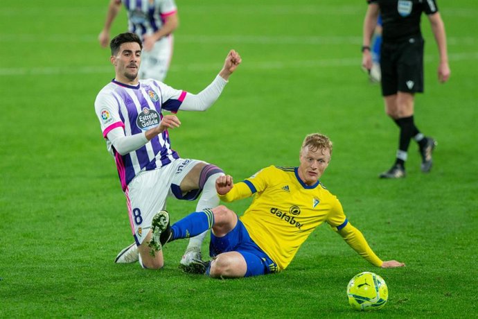 Archivo - Kike Perez of Valladolid and Jens Jonsson of Cadiz during LaLiga, football match played between Cadiz Club Futbol and Real Valladolid at Ramon de Carranza Stadium on December 29, 2020 in Cadiz, Spain.