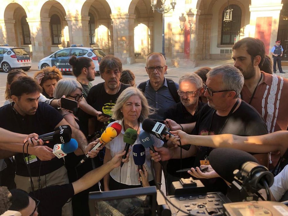 La presidenta de la ANC, Dolors Feliu, atiende a los medios tras reunirse con Junts en el Parlament.