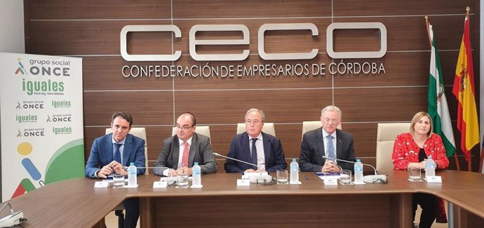Autoridades en la firma entre el Grupo Social ONCE y CECO.
