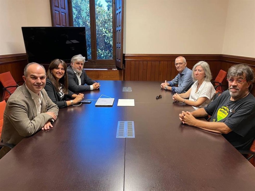 La pta de Junts, Laura Borrs, el secretario gral, Jordi Turull, y el presidente del grupo, Albert Batet, se reúnen con la pta de la ANC, Dolors Feliu; el vicepte, Jordi Pesarrodona, y el secretario de Incidencia Política, Josep Lluís Rodríguez