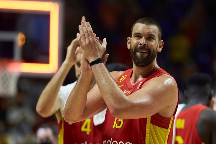 Archivo - Marc Gasol aplaude tras un partido de la selección española de baloncesto