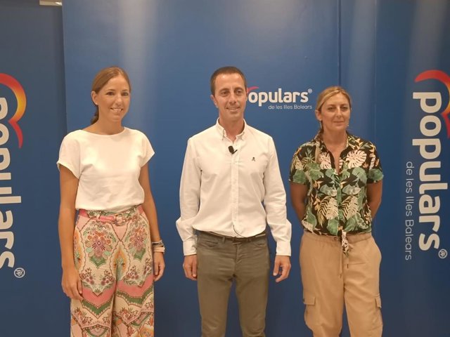 La coordinadora de la campaña electoral del PP de Mallorca, Antònia Roca, junto al presidente de la formación en la isla, Llorenç Galmés.