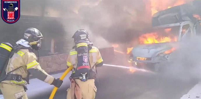 Efectivos del Servicio de Extinción de Incendios y Salvamento (SEIS) de Murcia participan en las labores de extinción de un incendio originado en un camión estacionado en la pedanía murciana de Los Ramos