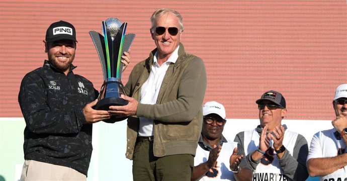 Archivo - Greg Norman entrega al sudafricano Louis Oosthuizen un trofeo tras una prueba del LIV Golf Invitational Team Trophy