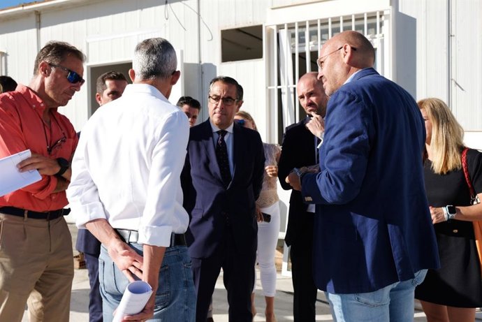 El delegado territorial de Desarrollo Educativo y Formación Profesional y Universidad, Investigación e Innovación, Miguel Briones, en una visita al municipio malagueño de Cártama