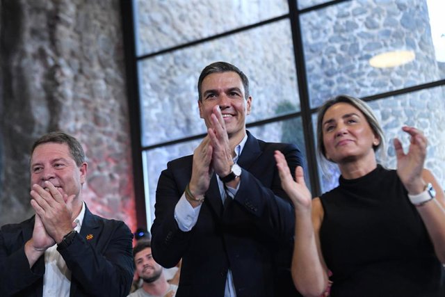 (I-D) El presidente de Castilla-La Mancha y secretario general del PSCM-PSOE, Emiliano García-Page; el secretario general del PSOE y presidente del Gobierno, Pedro Sánchez; y la secretaria general del PSOE de Toledo y alcaldesa, Milagros Tolón.