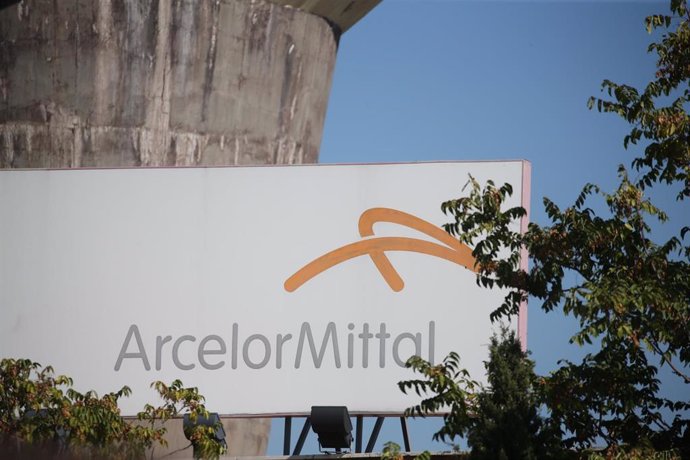Archivo - Placa de ArceloMittal en una de las plantas que se ve obligada a realizar paros intermitentes como consecuencia de la subida del precio de la electricidad, a 15 de octubre de 2021, en Madrid, (España). 