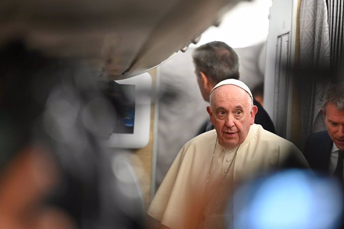 Archivo - 30 July 2022, Italy, Rome: Pope Francis speaks to journalists on a plane on his way back from Canada. Photo: Johannes Neudecker/dpa