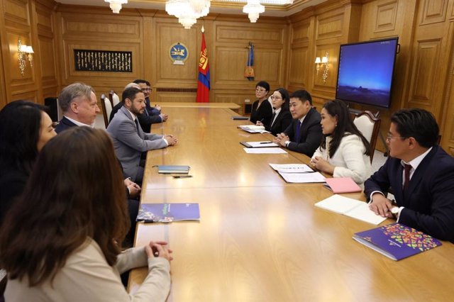 Prime Minister of Mongolia L. Oyun-Erdene met with representatives from HBO, Netflix, Paramount Pictures and Warner Brothers to discuss the development of the Mongolian film industry.