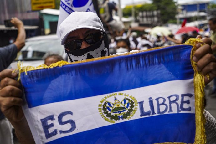 15 September 2022, El Salvador, San Salvador: People take part in a protest against the state of emergency. On Independence Day in the Central American country, numerous people took to the streets against the state of emergency that has been in effect f