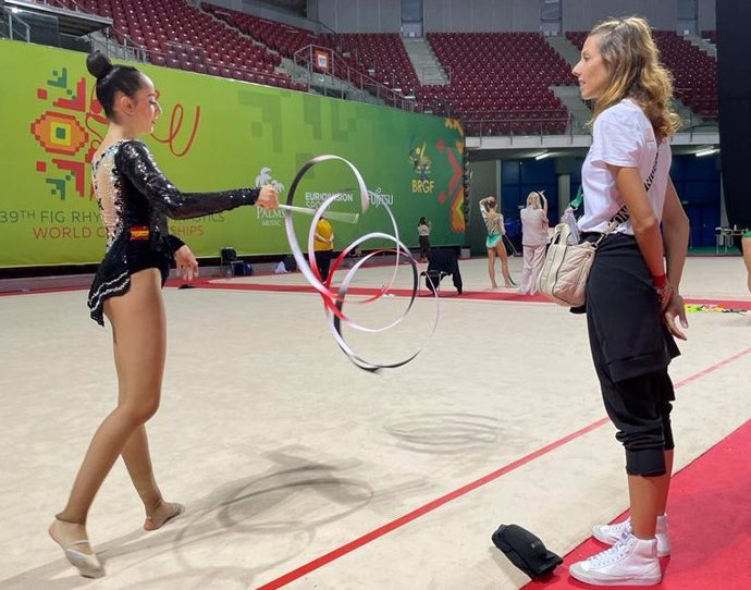 La gimnasta española Alba Bautista calienta antes de la final de cinta de los Mundiales de Rítmica