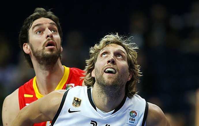 Archivo - Pau Gasol Y Dirk Nowitzki durante un España-Alemania