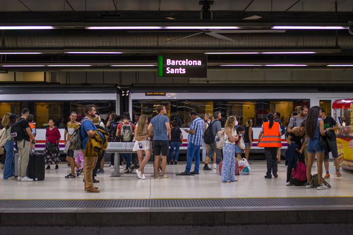 Viajeros esperan la llegada de un tren en uno de los andenes de la estación de Sants, a 9 de septiembre de 2022, en Barcelona, Catalunya (España)