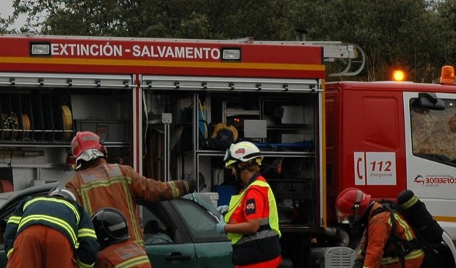 Archivo - Un hombre de 41 años muere tras chocar su coche con unas rocas y caer por un desnivel en Enix (Almería)