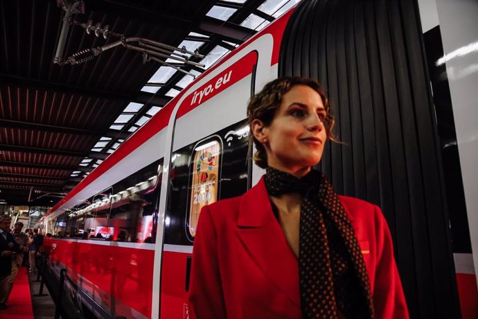 Una azafata de uno de los trenes de la operadora Iryo durante la presentación de la compañía, en la estación de Atocha, a 15 de septiembre de 2022, en Madrid (España)