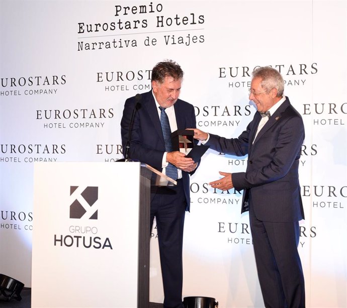 El escritor Pepe Monteserín ha sido galardonado este jueves con el Premio Eurostars Hotels de Narrativa de Viajes