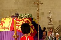 Ascienden a 14 las horas de espera en la cola para acudir a la capilla ardiente de Isabel II