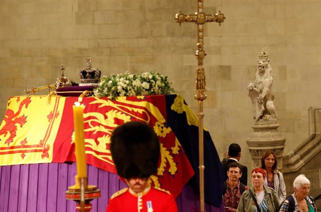 Varias personas pasan junto al ataúd de Isabel II en la capilla ardiente instalada en el palacio de Westminster