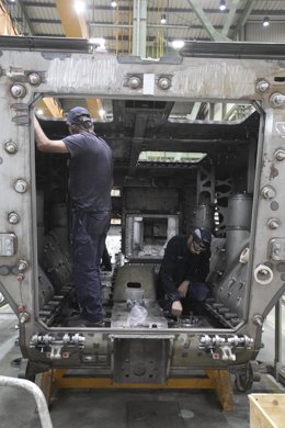 Operarios trabajan en una fábrica