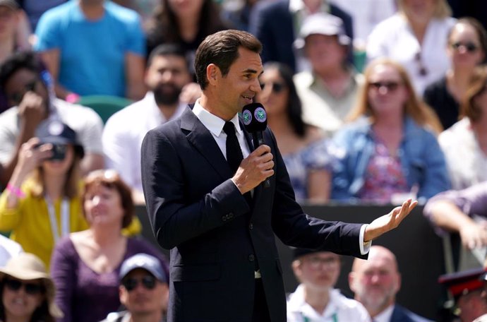 Archivo - Roger Federer se dirige al público de la Central de Wimbledon durante el homenaje a sus campeones en la edición de 2022