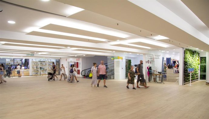 El nuevos espacio, bautizado bajo el nombre de 'La Plaza' por ser un espacio de encuentro y tránsito de personas, cuenta con una clínica dental, una barbería, un taller de costura, una tintorería y lavandería y un establecimiento de impresión digital.