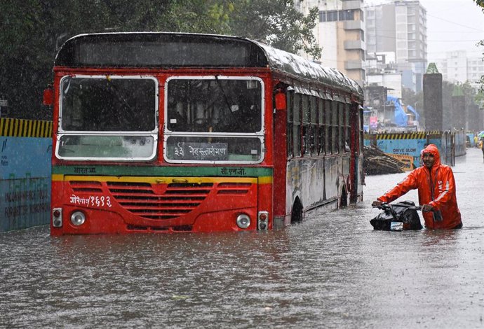 Archivo - Inundaciones por fuertes lluvias en Bombay, India