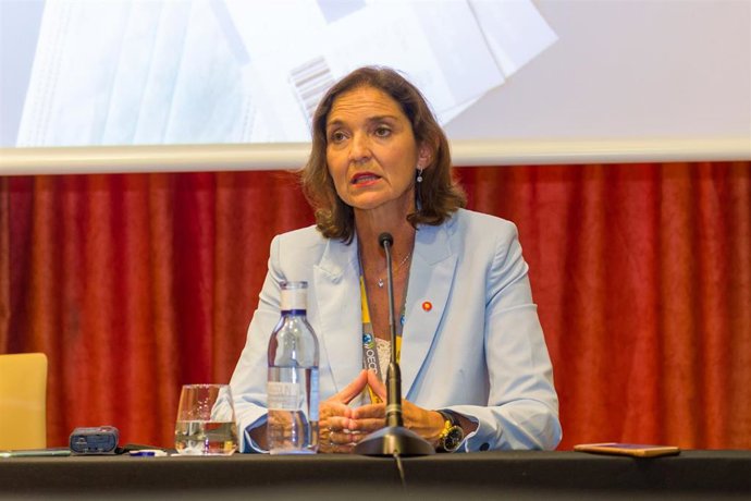 Archivo - La ministra de Industria, Comercio y Turismo, Reyes Maroto
