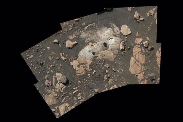 Compuesto por múltiples imágenes del rover Perseverance Mars de la NASA, este mosaico muestra un afloramiento rocoso llamado "Wildcat Ridge", donde el rover extrajo dos núcleos de roca y raspó un parche circular para investigar la composición de la roca.