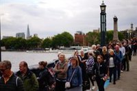 Cerrado el acceso a la cola para la capilla ardiente de Isabel II durante seis horas