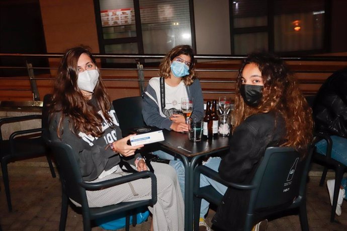 Archivo - Tres chicas en la terraza de un local de ocio nocturno, a 23 de julio de 2021, en Sanxenxo, Pontevedra