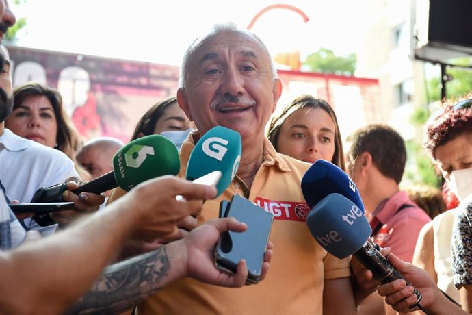 Archivo - El secretario general de UGT, Pepe Álvarez, habla con los medios durante una concentración de CCOO y UGT para exigir salarios dignos frente a la sede de la Confederación Española de Organizaciones Empresariales (CEOE) y la Confederación Empres