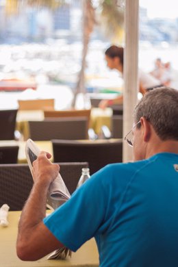 Archivo - Terraza de un restaurante de la playa de Las Canteras, en Las Palmas de Gran Canaria