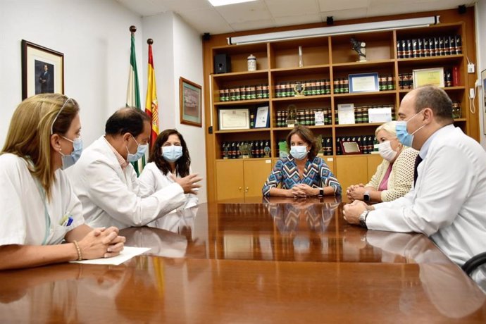 La consejera de Salud y Consumo de la Junta de Andalucía, Catalina García, durante una reunión con el servicio de Oncología del Hospital Juan Ramón Jiménez el pasado miércoles.