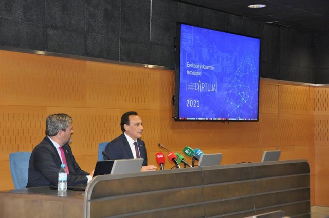 El director del PCT Cartuja, Luis Pérez, y el consejero de Universidades, José Carlos Gómez Villamandos.