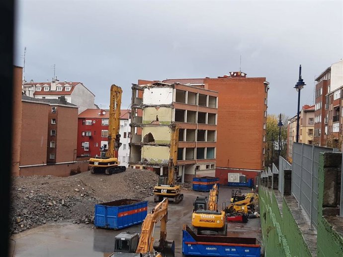 Imagen de la demolición del Instituto Antonio Trueba en Barakaldo