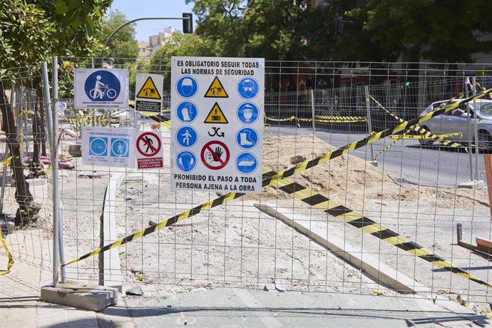 Archivo - Detalle de los carteles de las obras del carril bici en la Ronda Histórica, en foto de archivo.