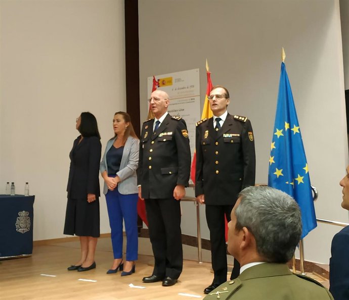 El nuevo comisario provincial, Francisco Javier Oterino, el primero por la derecha, durante el acto de toma de posesión.