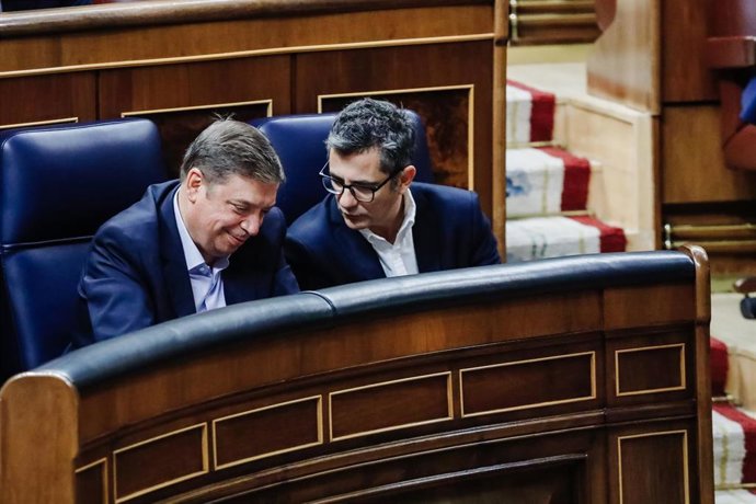 El ministro de Agricultura, Alimentación y Pescadería, Luis Planas y el ministro de la Presidencia, Relaciones con las Cortes y Memoria Democrática, Félix Bolaños, durante una sesión plenaria en el Congreso de los Diputados.