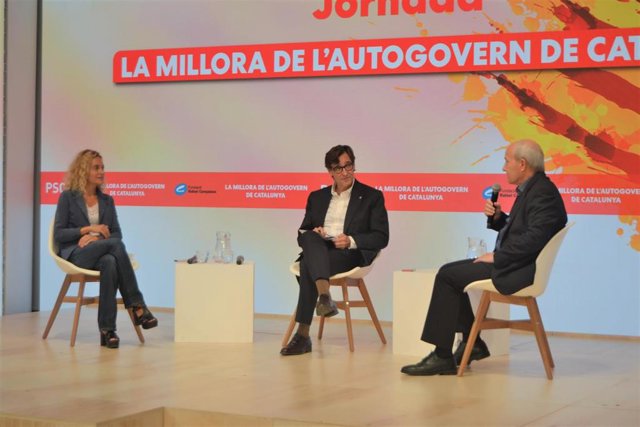 El líder del PSC, Salvador Illa, en las jornadas sobre el autogobierno junto al expresidente José Montilla y la presidenta del Congreso, Meritxell Batet.
